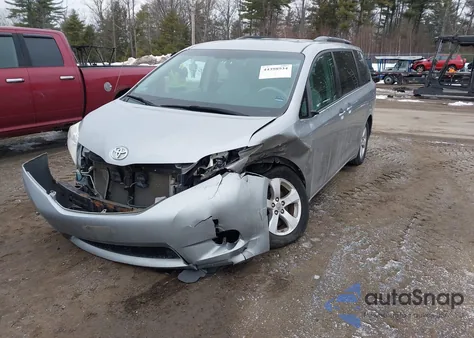 2011 Toyota Sienna Le V6 z USA, uszkodzony, nr VIN 5TDKK3DC7BS103747